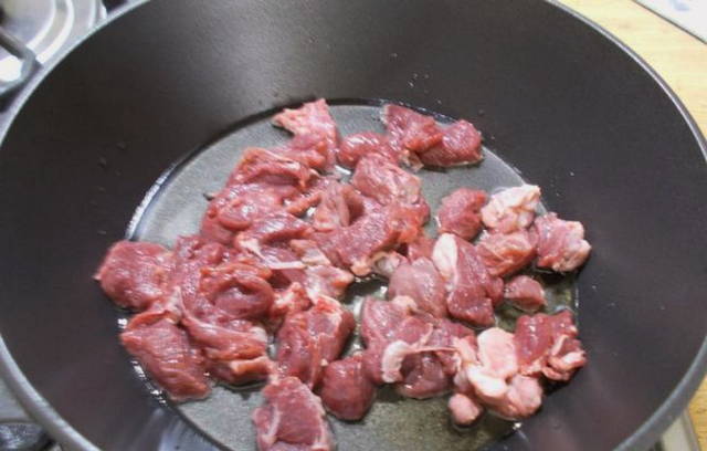Макароны с говядиной на сковороде