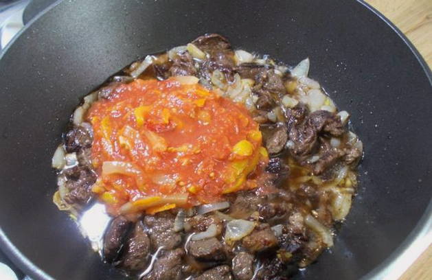 Макароны с говядиной на сковороде