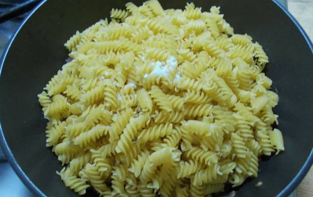 Макароны с говядиной на сковороде