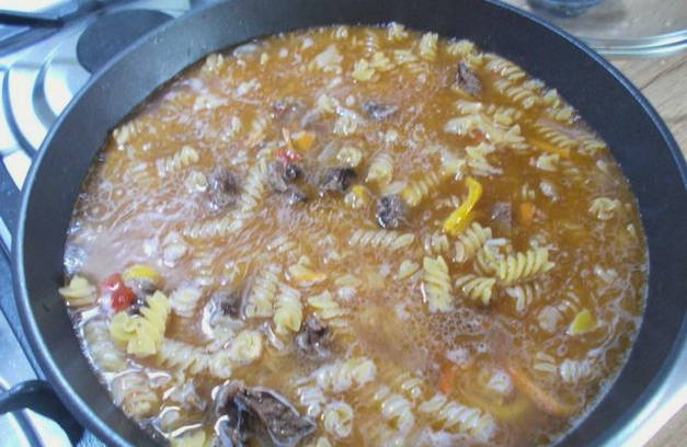 Макароны с говядиной на сковороде