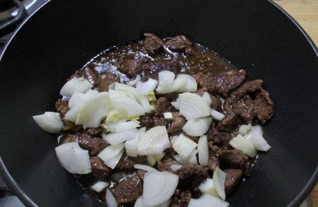 Макароны с говядиной на сковороде