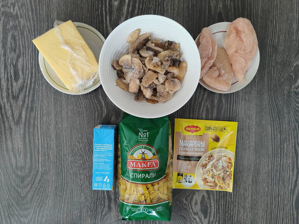 Макароны с курицей и грибами в сливочном соусе на сковороде