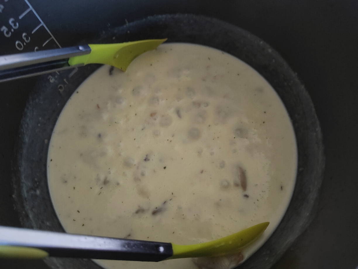 Макароны с курицей и грибами в сливочном соусе на сковороде