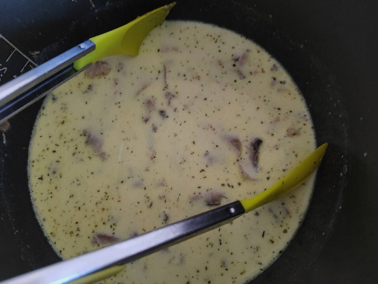 Макароны с курицей и грибами в сливочном соусе на сковороде