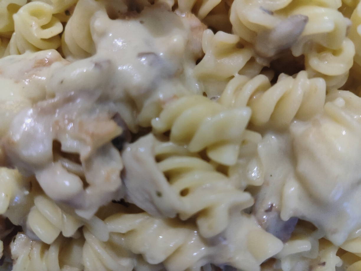 Макароны с курицей и грибами в сливочном соусе на сковороде