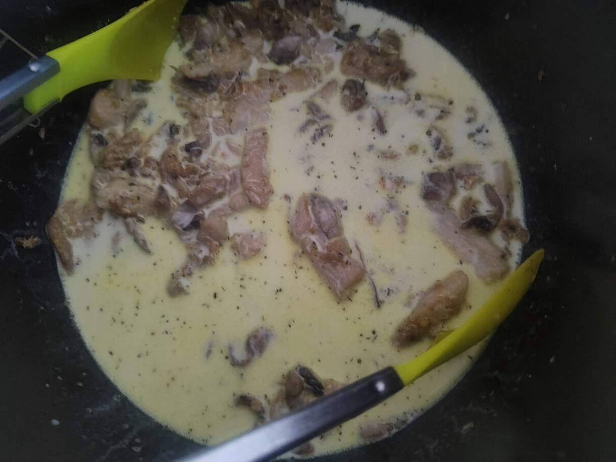 Макароны с курицей и грибами в сливочном соусе на сковороде