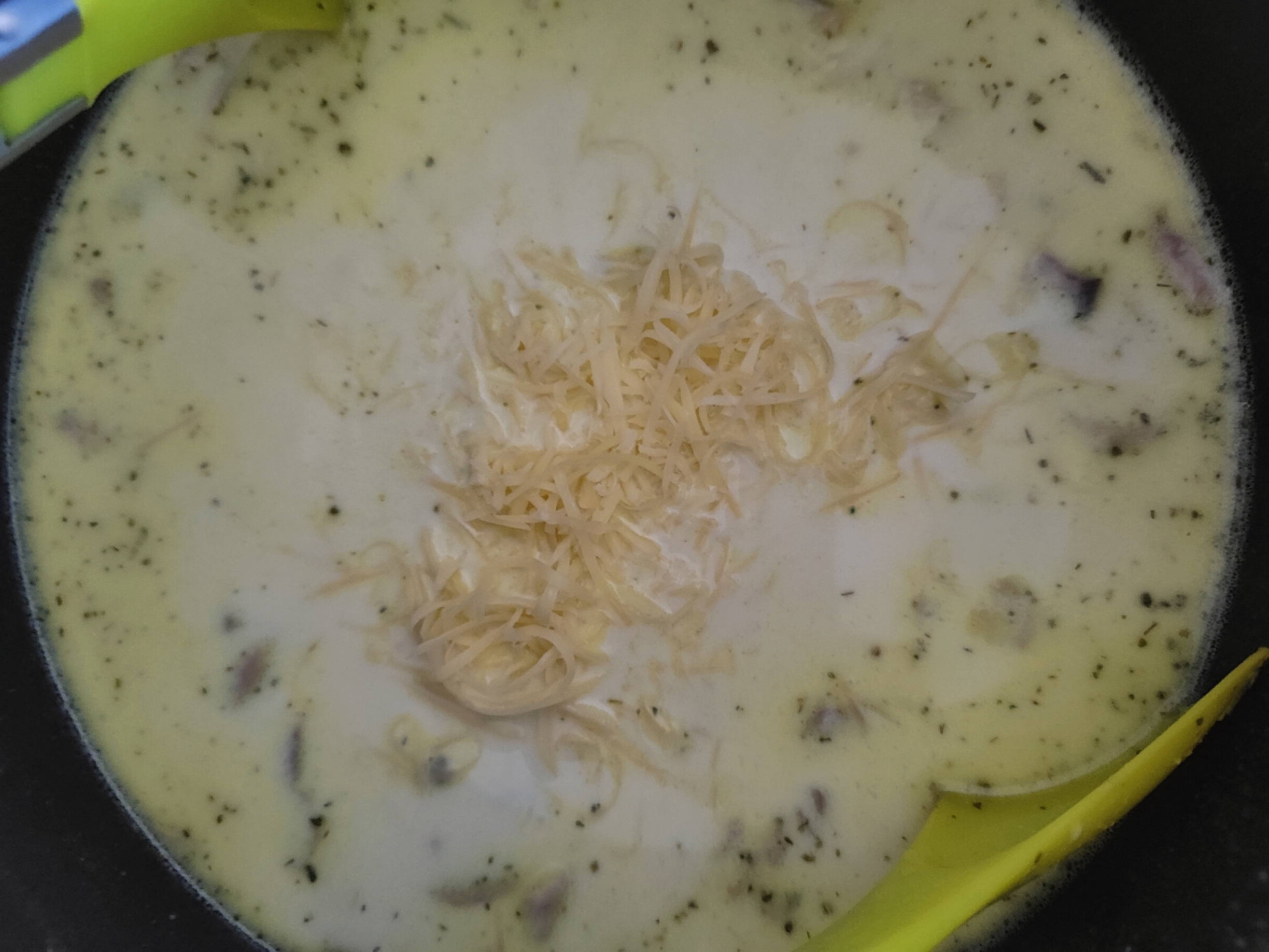 Макароны с курицей и грибами в сливочном соусе на сковороде