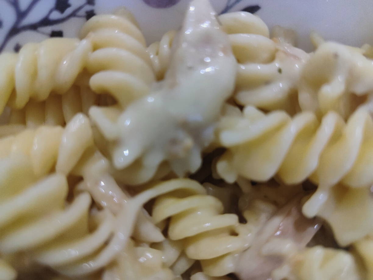 Макароны с курицей и грибами в сливочном соусе на сковороде