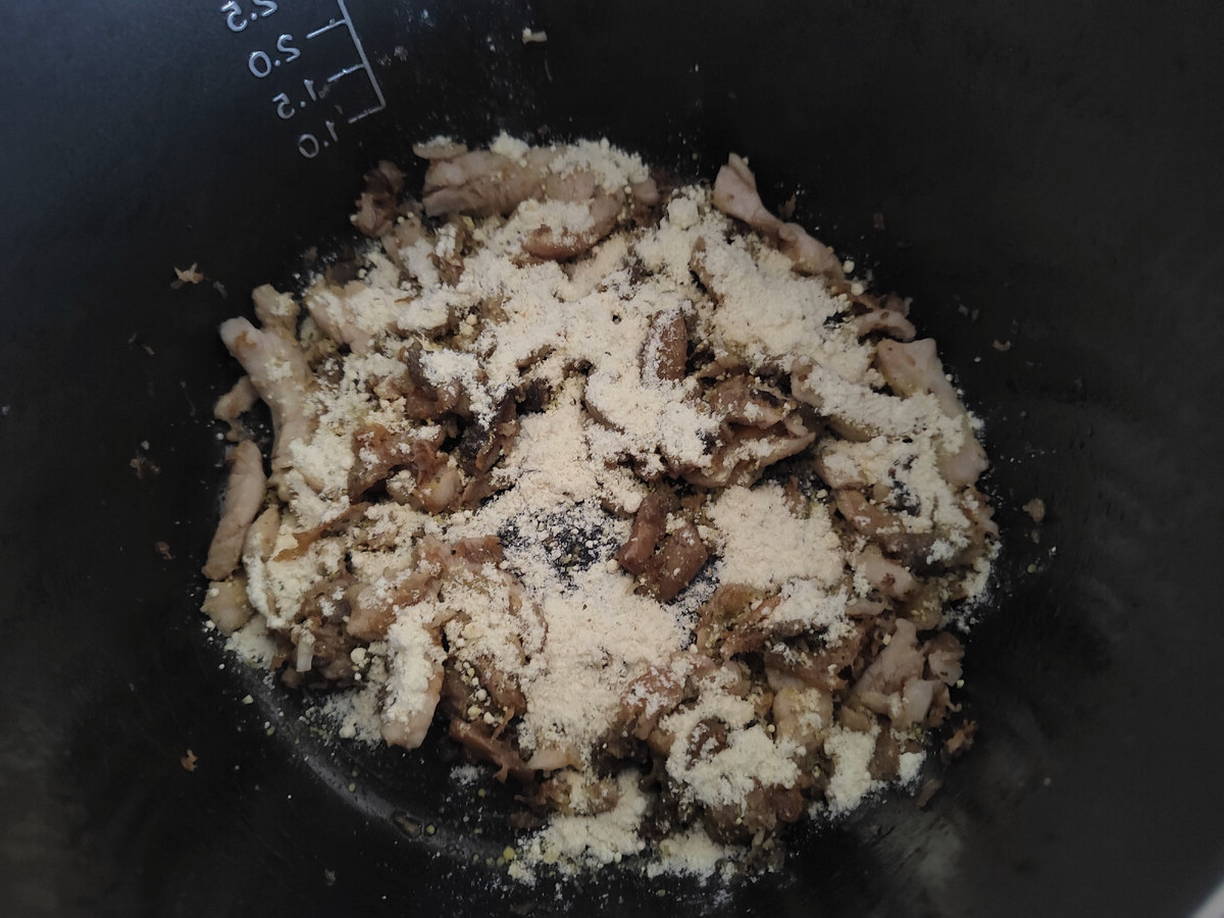 Макароны с курицей и грибами в сливочном соусе на сковороде