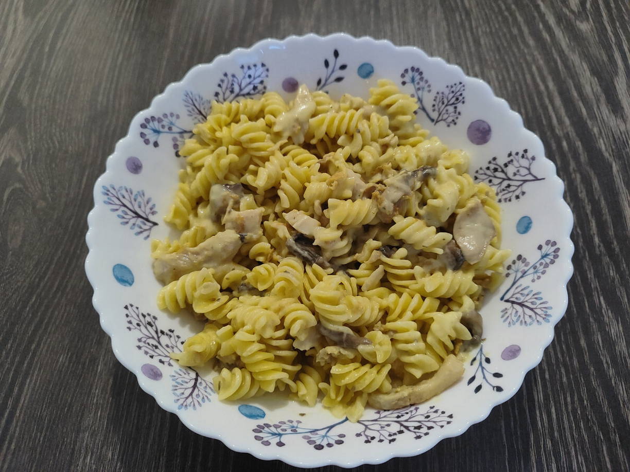 Макароны с курицей и грибами в сливочном соусе на сковороде