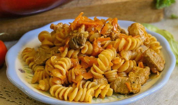 Макароны с мясом и луком на сковороде