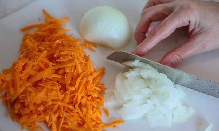 Макароны с мясом и луком на сковороде