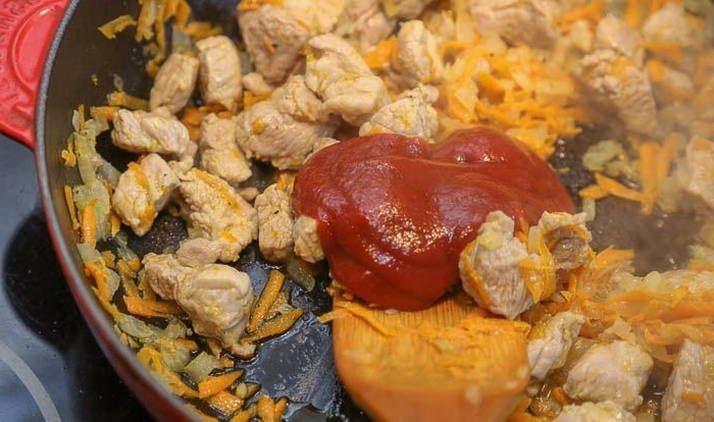 Макароны с мясом и луком на сковороде