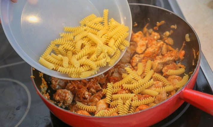 Макароны с мясом и луком на сковороде