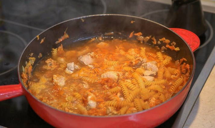 Макароны с мясом и луком на сковороде