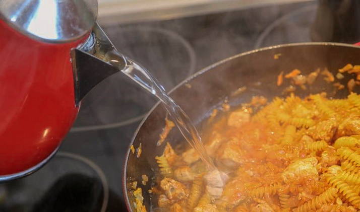 Макароны с мясом и луком на сковороде