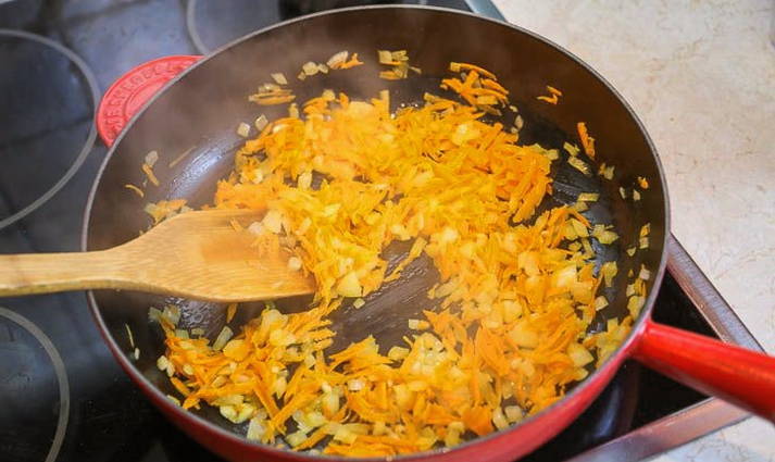 Макароны с мясом и луком на сковороде