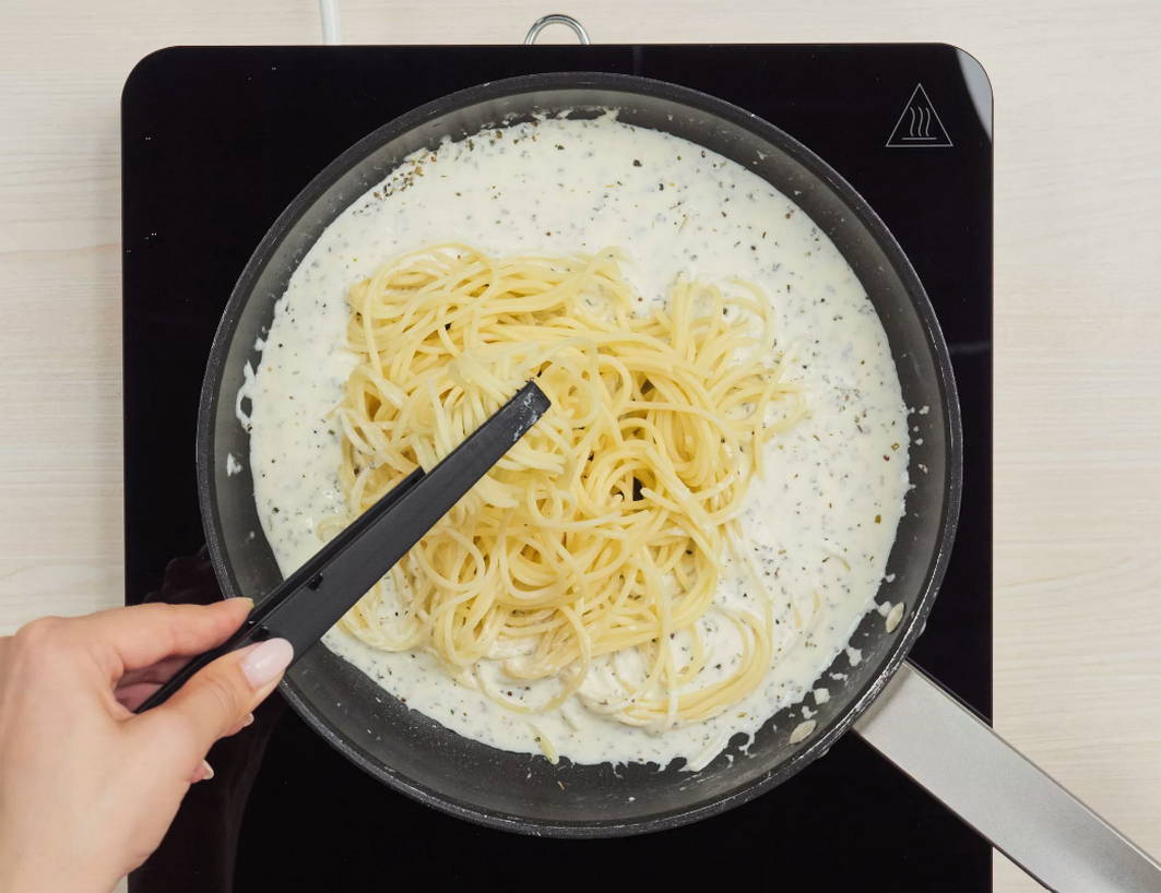 Макароны со сметаной на сковороде