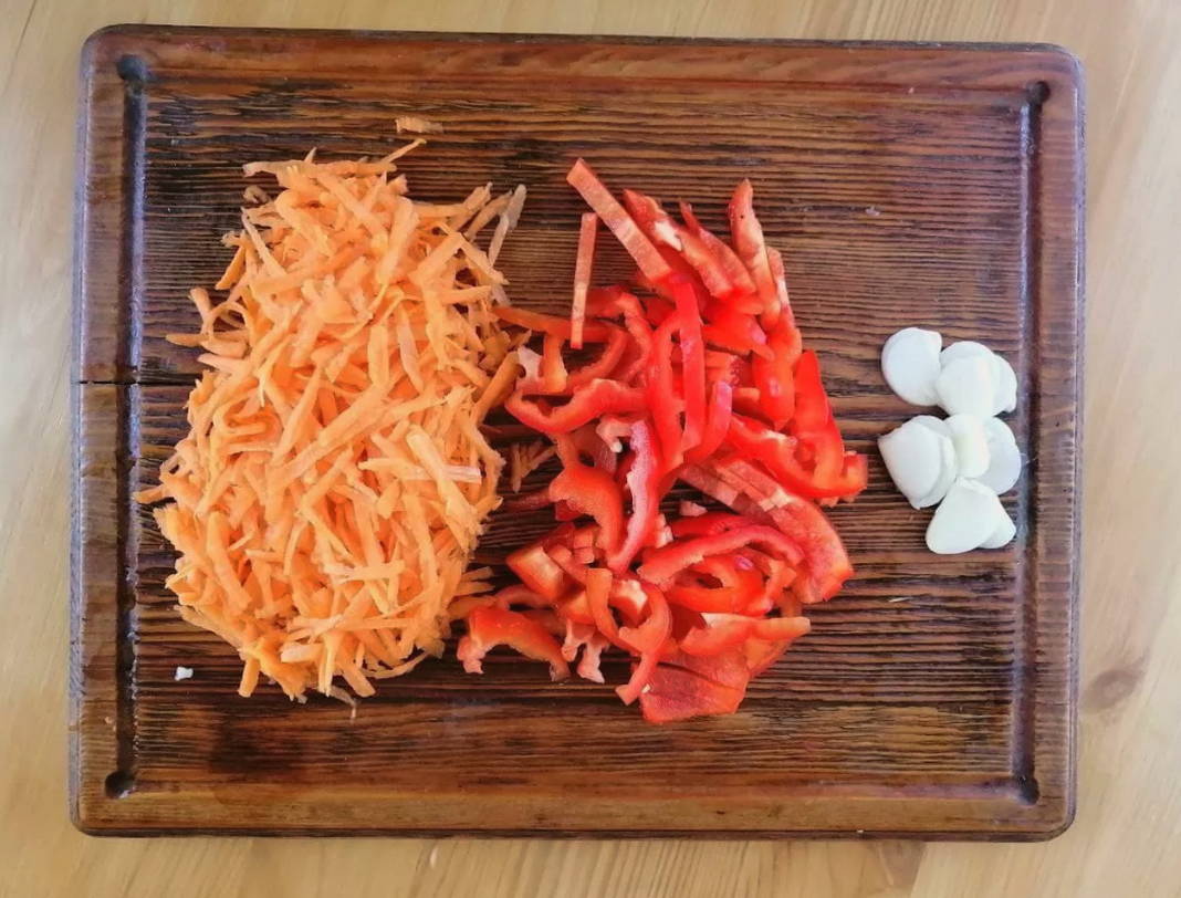 Макароны с курицей и овощами на сковороде