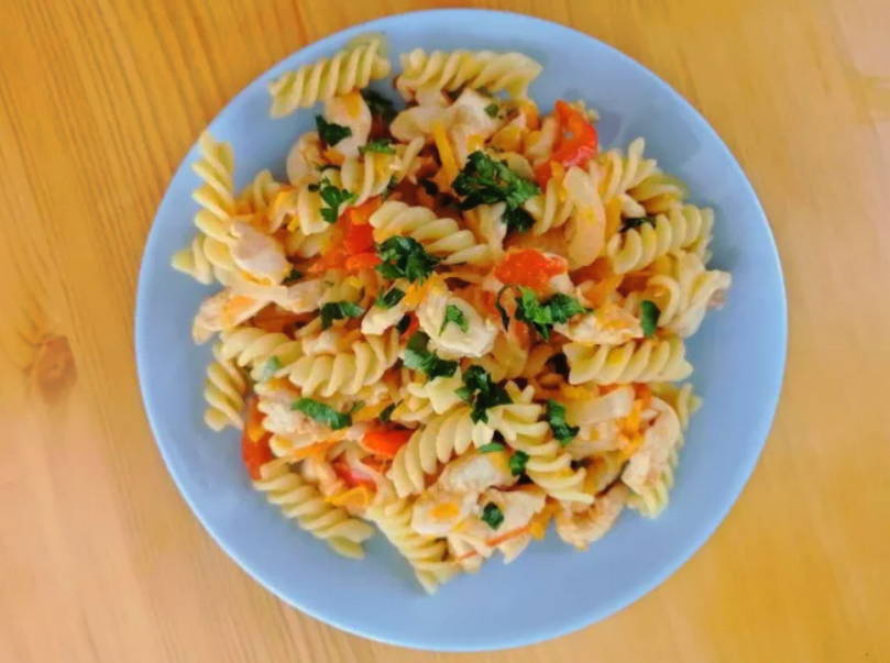 Макароны с курицей и овощами на сковороде