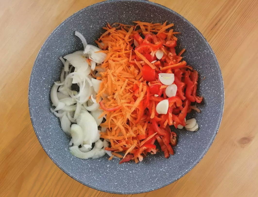 Макароны с курицей и овощами на сковороде