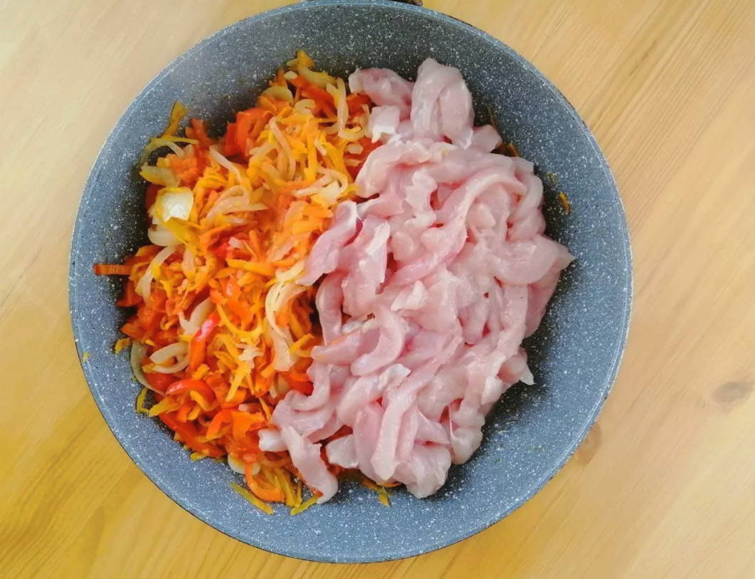 Макароны с курицей и овощами на сковороде