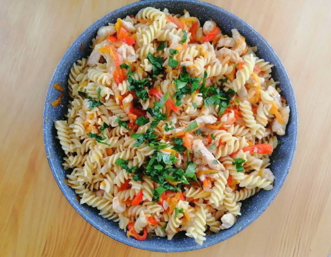 Макароны с курицей и овощами на сковороде