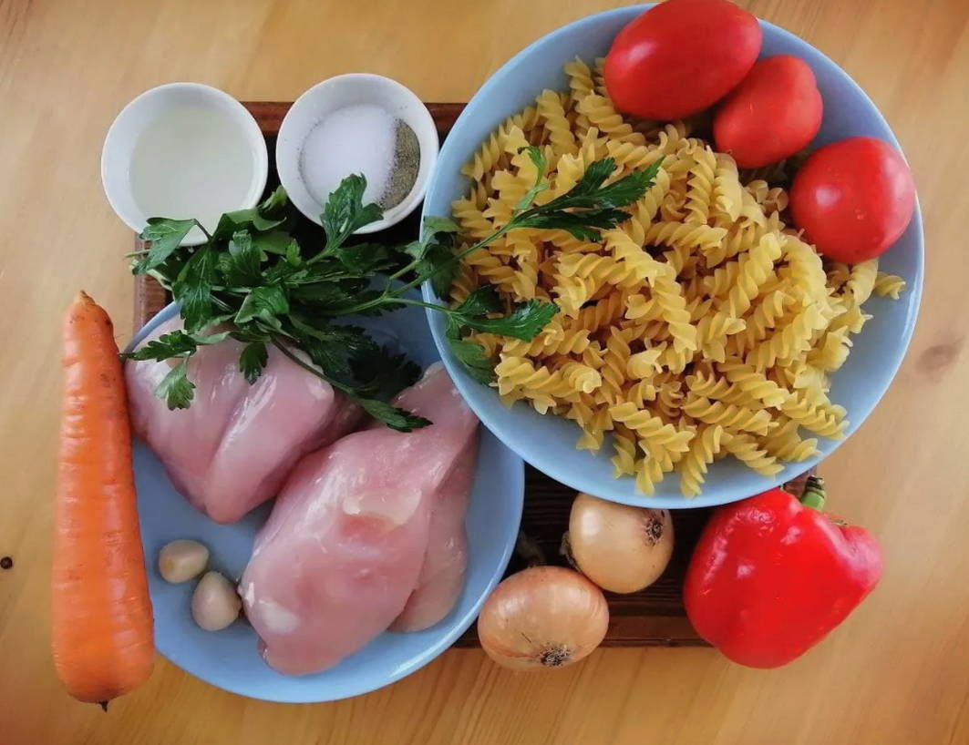 Макароны с курицей и овощами на сковороде