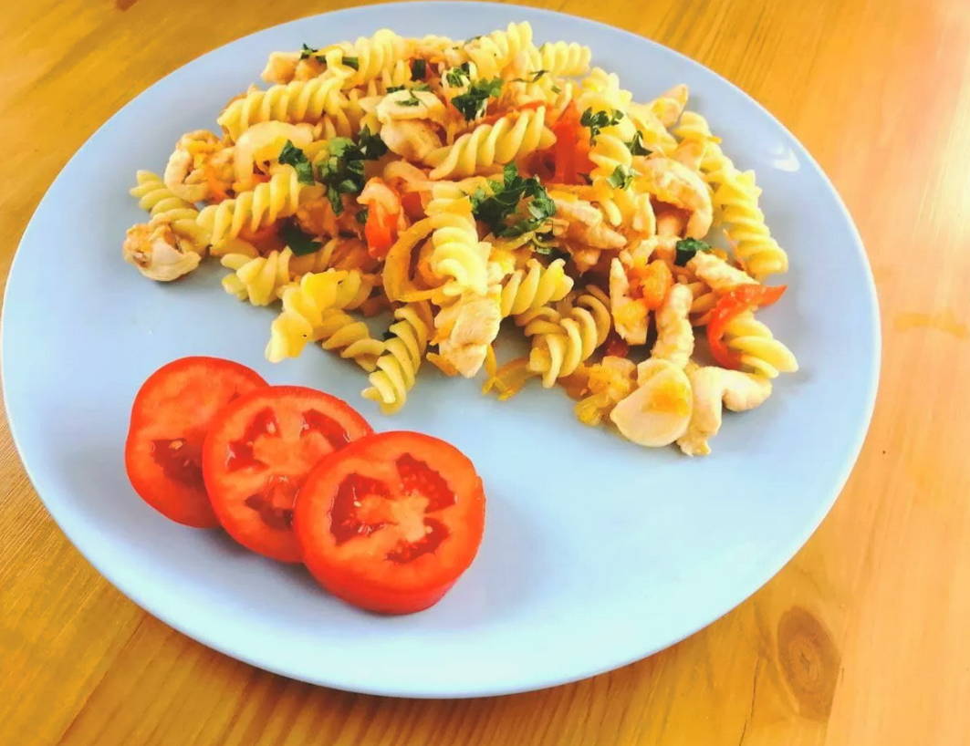 Макароны с курицей и овощами на сковороде