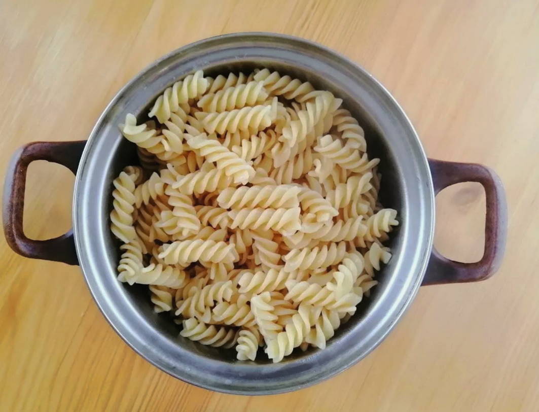 Макароны с курицей и овощами на сковороде