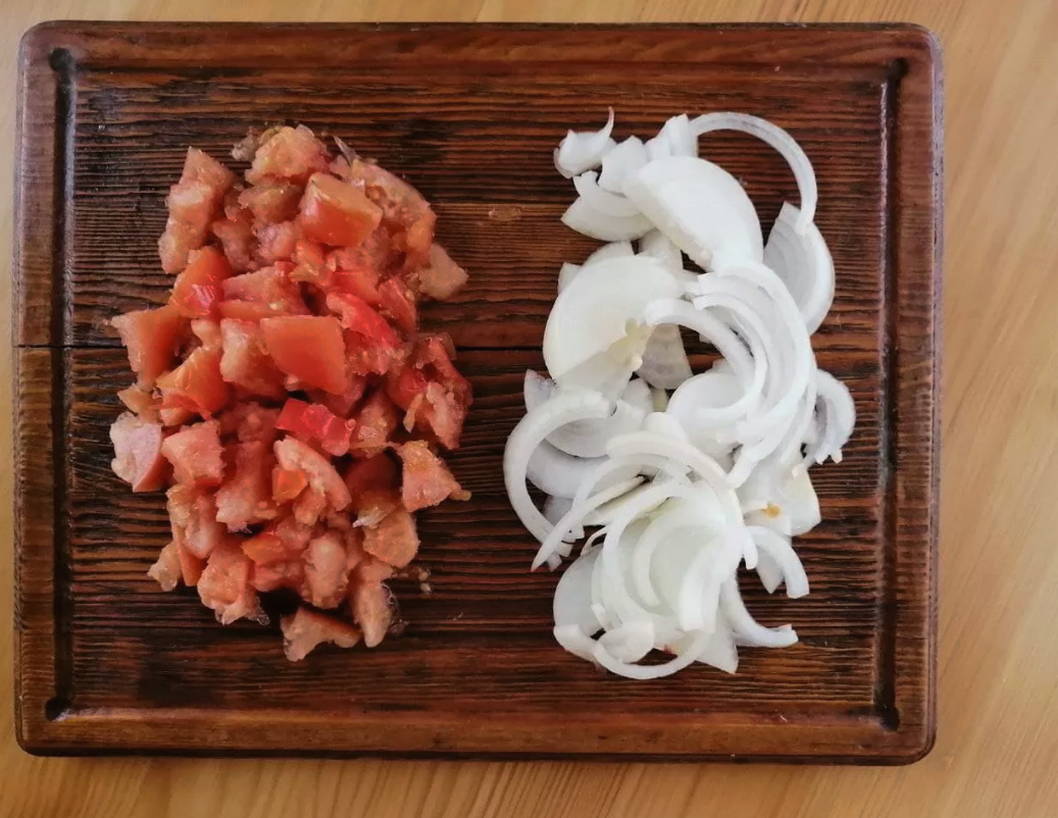 Макароны с курицей и овощами на сковороде