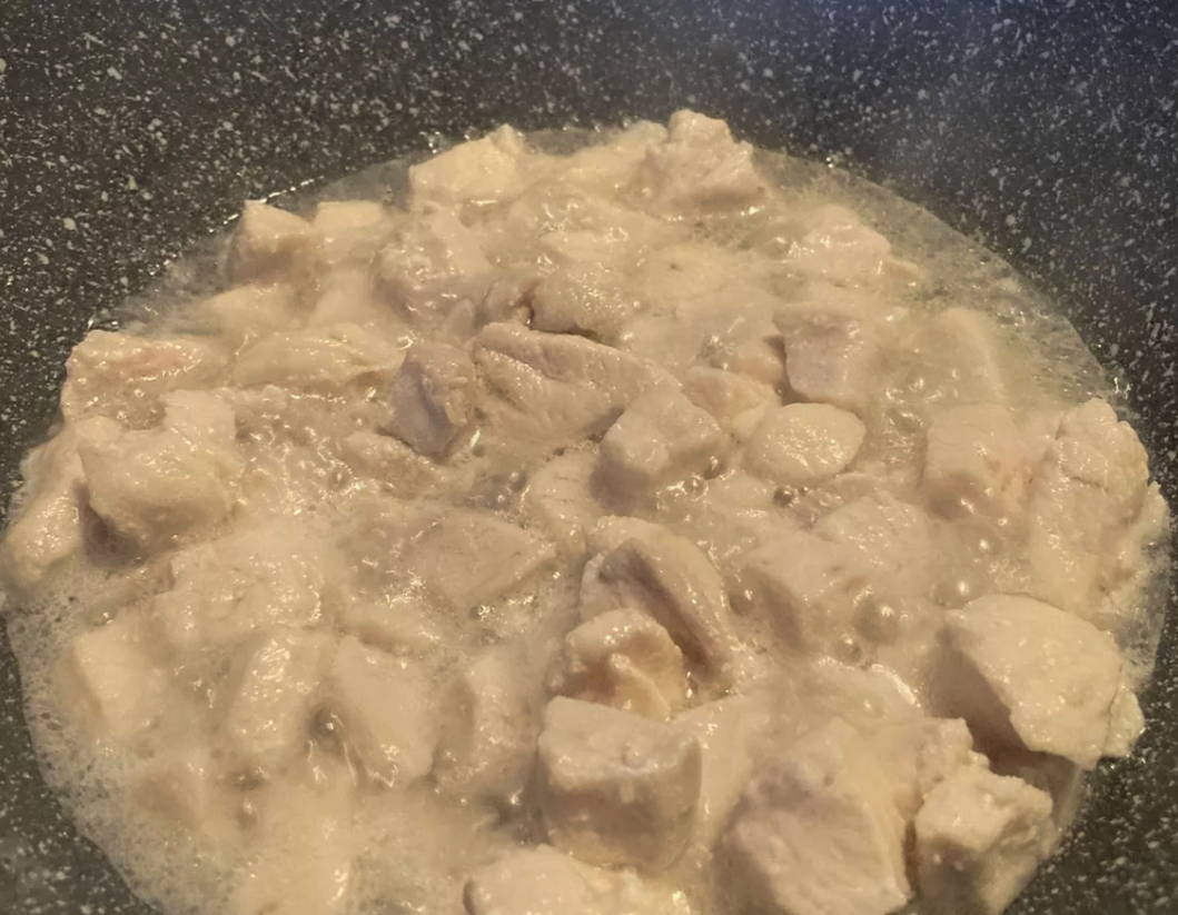 Макароны с курицей в сливочном соусе с грибами
