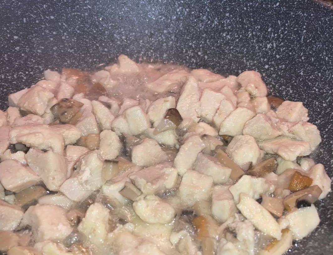 Макароны с курицей в сливочном соусе с грибами