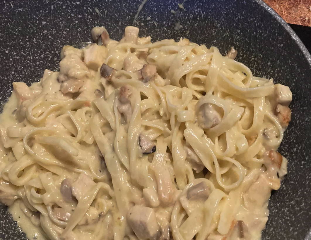 Макароны с курицей в сливочном соусе с грибами