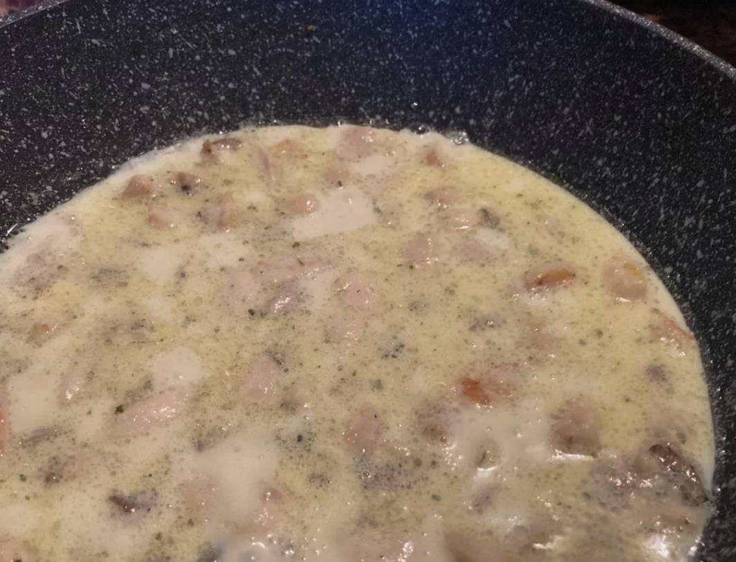 Макароны с курицей в сливочном соусе с грибами