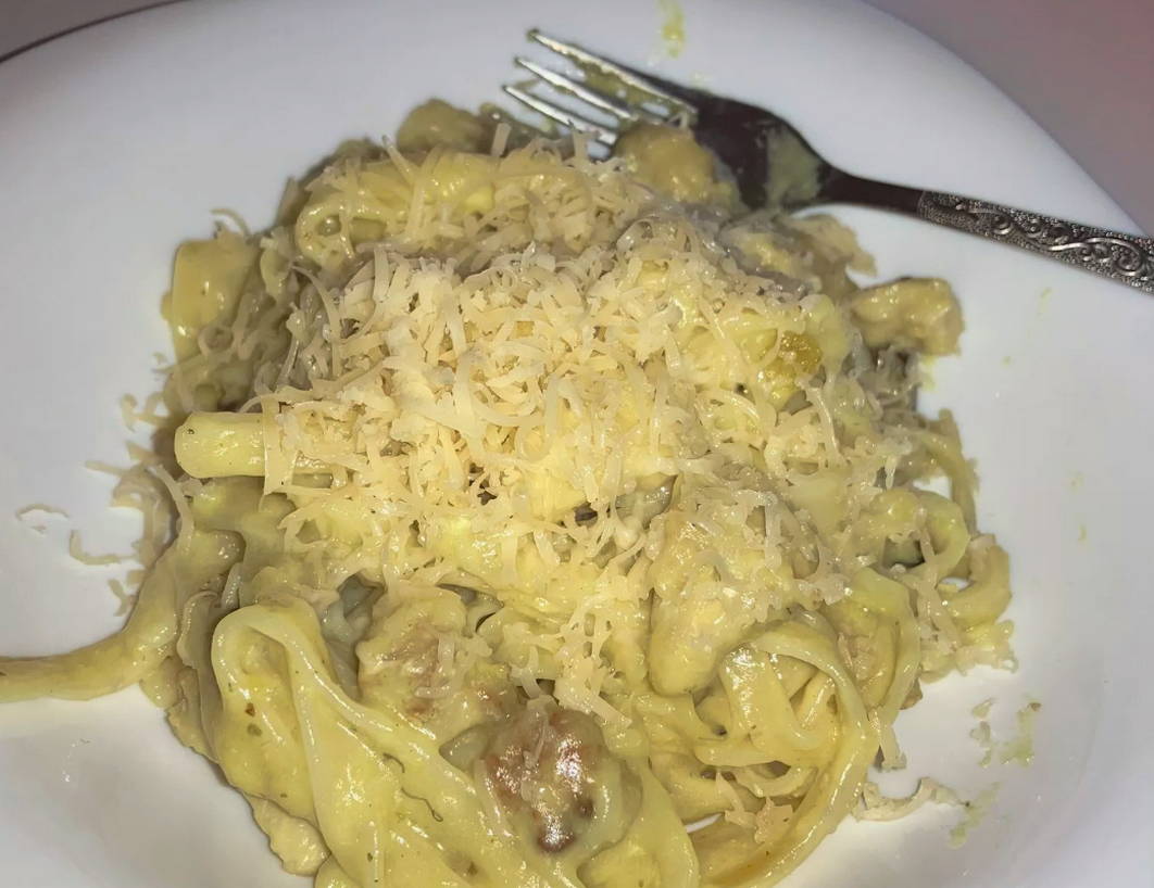 Макароны с курицей в сливочном соусе с грибами