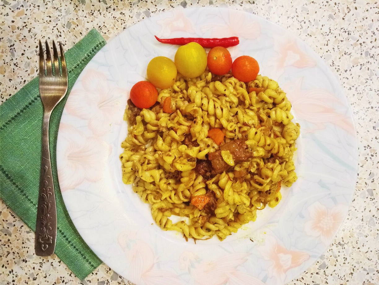 Макароны с тушенкой в казане на костре