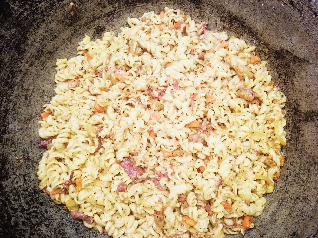 Макароны с тушенкой в казане на костре