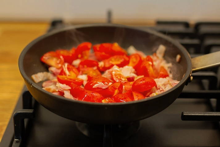 Макароны с беконом и сливками