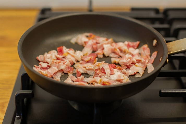 Макароны с беконом и сливками
