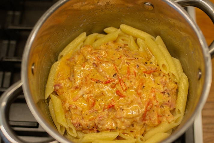 Макароны с беконом и сливками