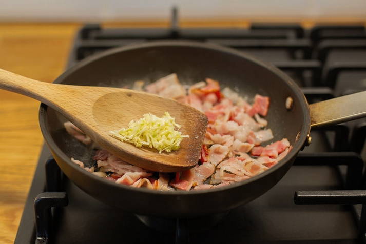 Макароны с беконом и сливками