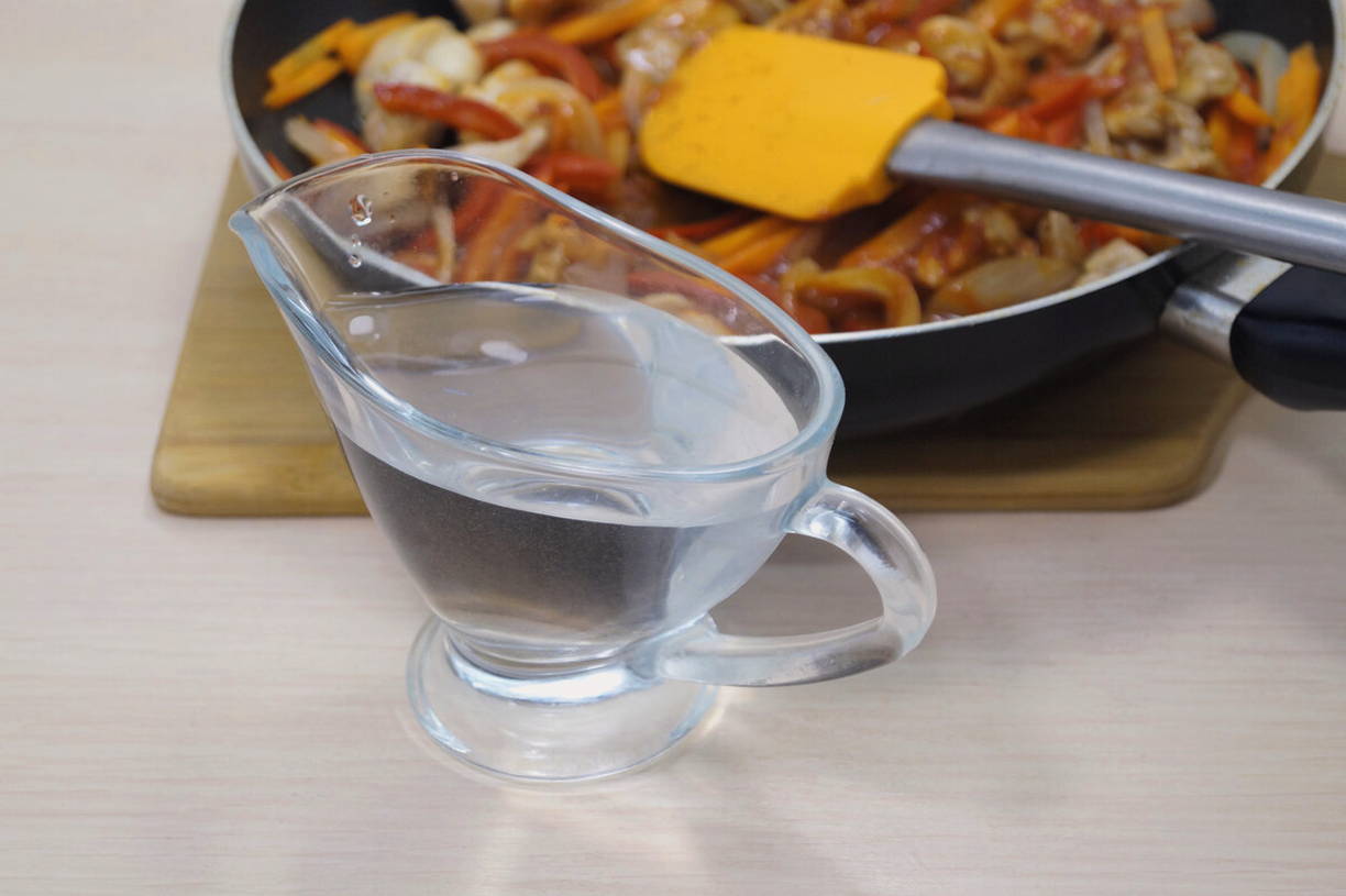 Макароны с подливой из курицы