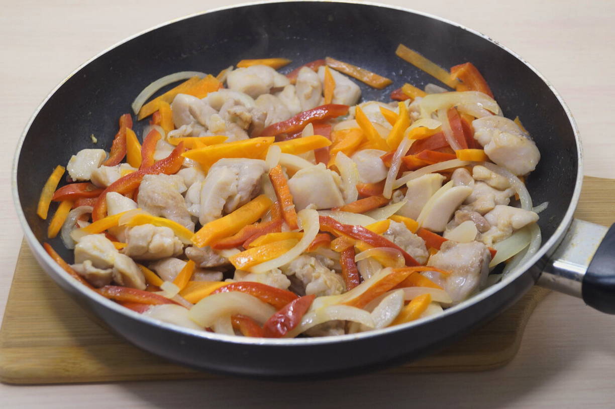 Макароны с подливой из курицы
