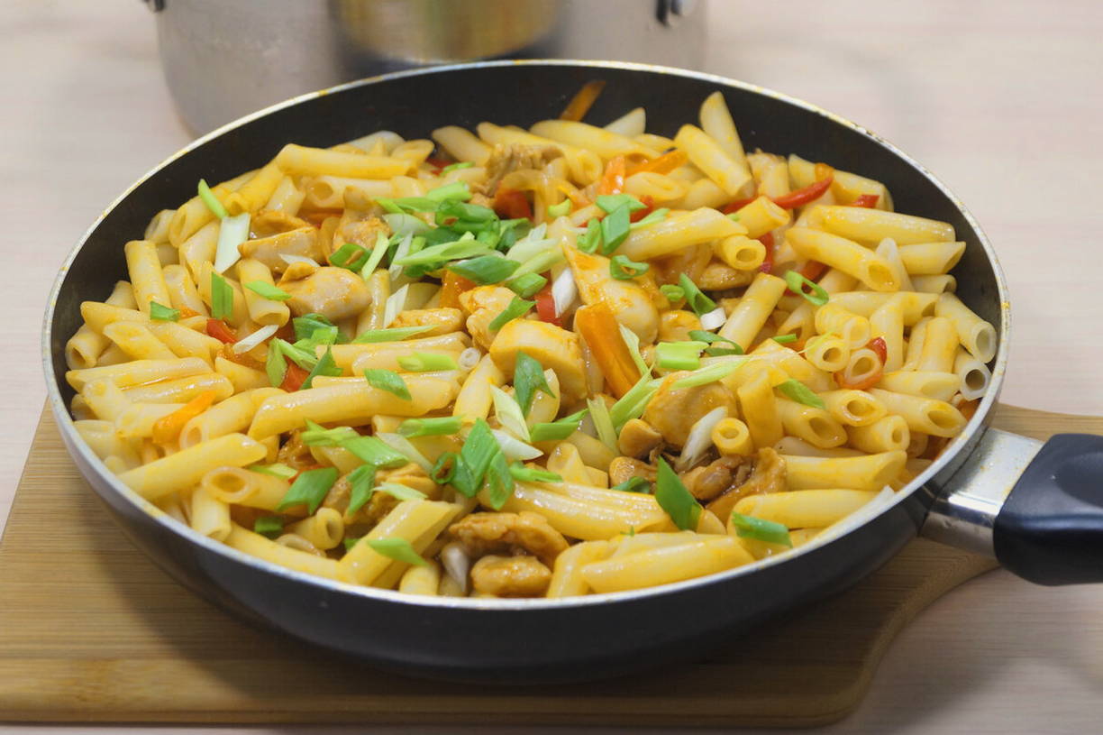 Макароны с подливой из курицы