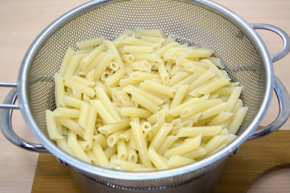 Макароны с подливой из курицы