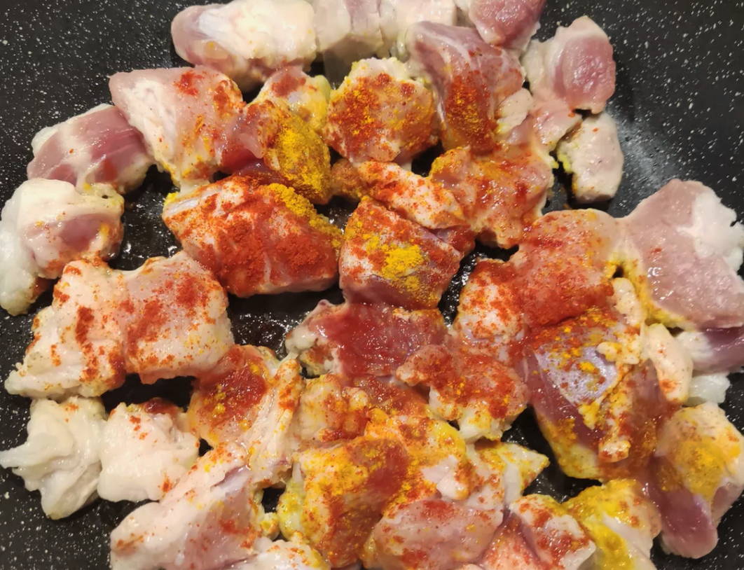 Макароны с мясом в сковороде