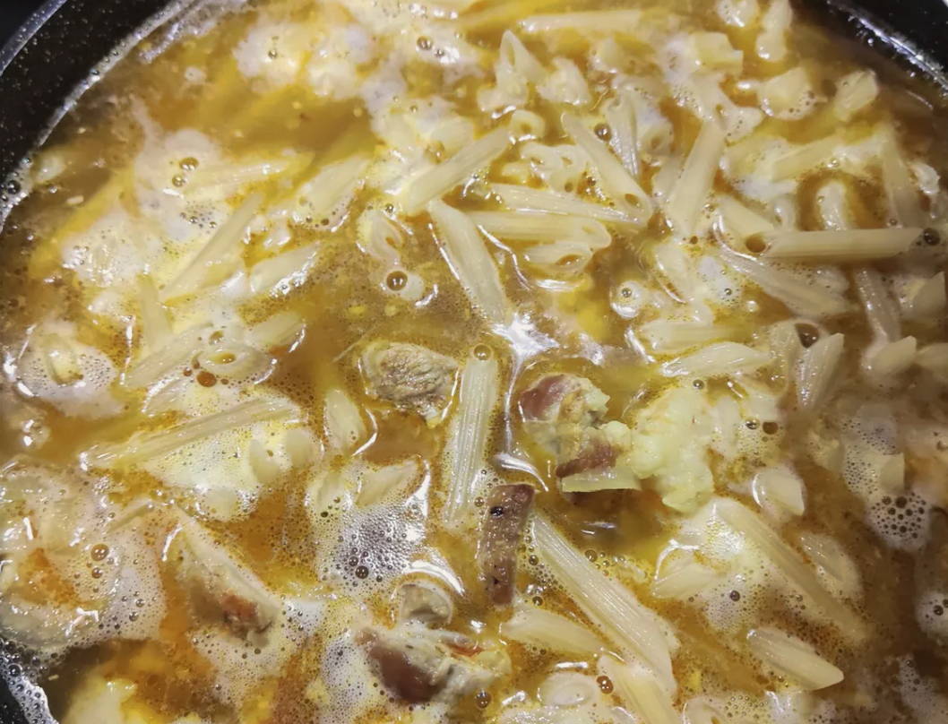 Макароны с мясом в сковороде