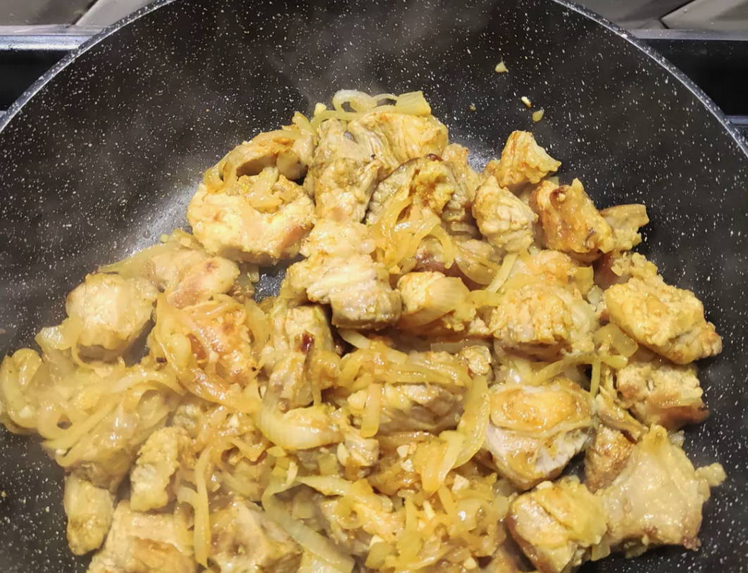 Макароны с мясом в сковороде