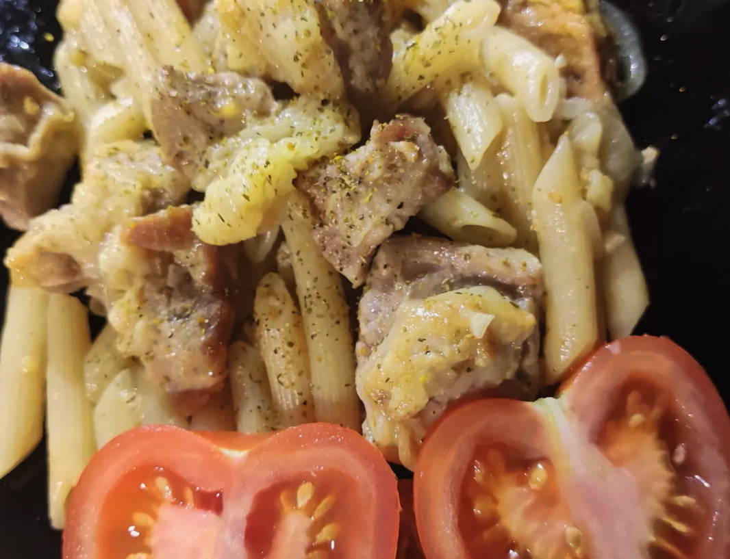 Макароны с мясом в сковороде